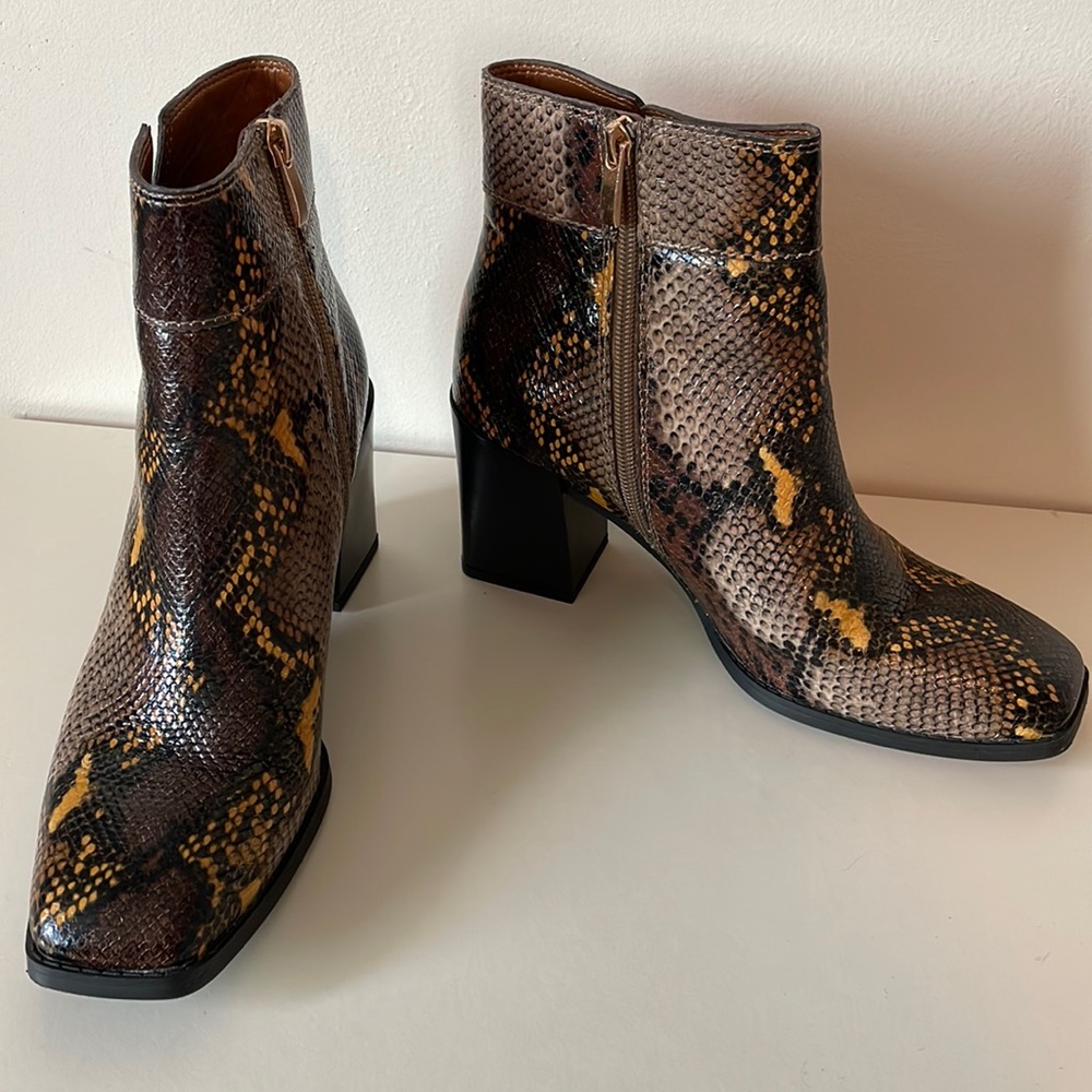 FRANCO SARTO 8 booties animal print